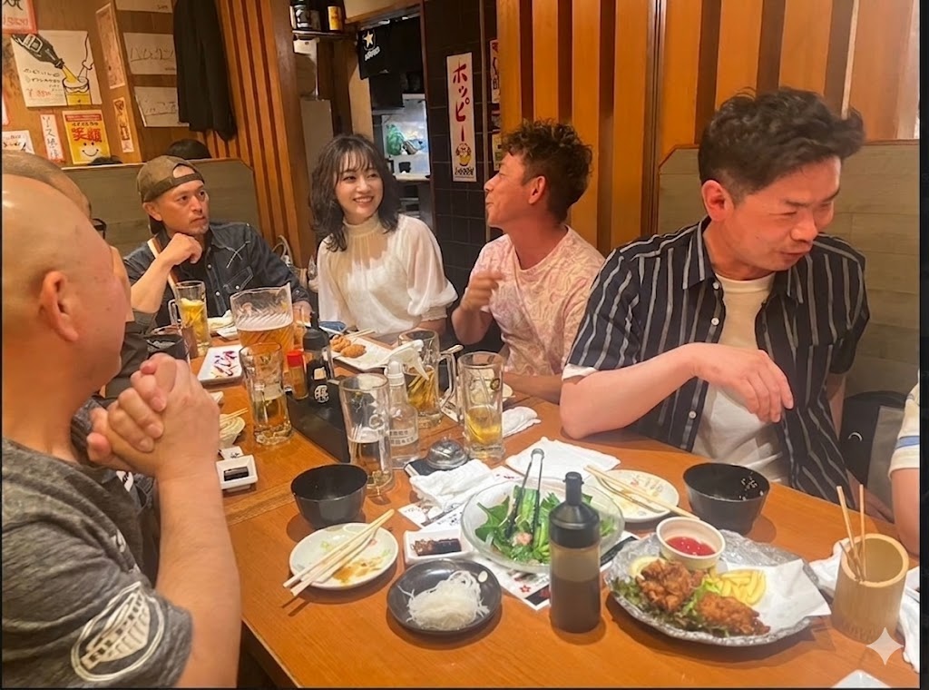 大阪の居酒屋でコンパニオンとお客様が距離を詰めて会話を楽しんでいる様子